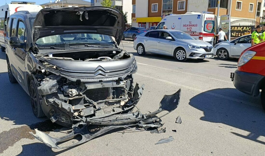 Hafif ticari araçla otomobil çarpıştı : 4 yaralı Bursa’nın İnegöl ilçesinde hafif ticari araç ile otomobil çarpıştı; 4