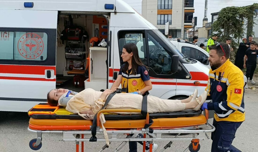 İki otomobil çarpıştı, 3 kişi yaralandı Bursa’nın İnegöl ilçesinde iki otomobilin çarpıştığı kazada 3 kişi yaralandı.