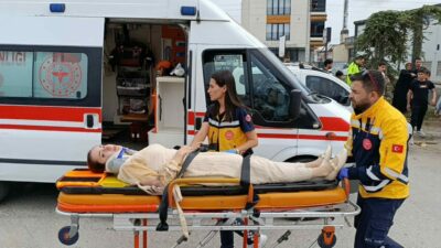 Bursa’nın İnegöl ilçesinde iki otomobilin çarpıştığı kazada 3 kişi yaralandı.