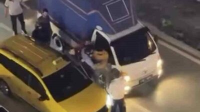 Bursa’da tartışan iki sürücü trafiğin ortasında araçlarından inip kavgaya tutuştu.