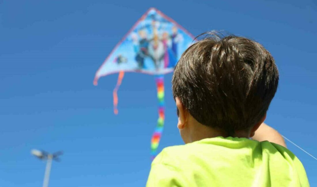 İnegöl semaları uçurtmalarla renklendi İnegöl Belediyesi ve Kızılay İnegöl Şubesi iş birliğinde düzenlenen uçurtma