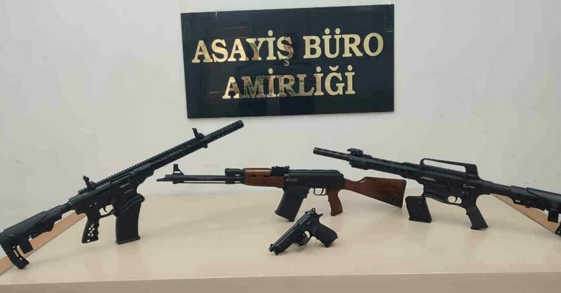 İnegöl’de düğün konvoyunda silah atan şahıslar yakalandı Bursa’nın İnegöl ilçesinde düğün konvoyunda havaya ateş açan 4 kişi