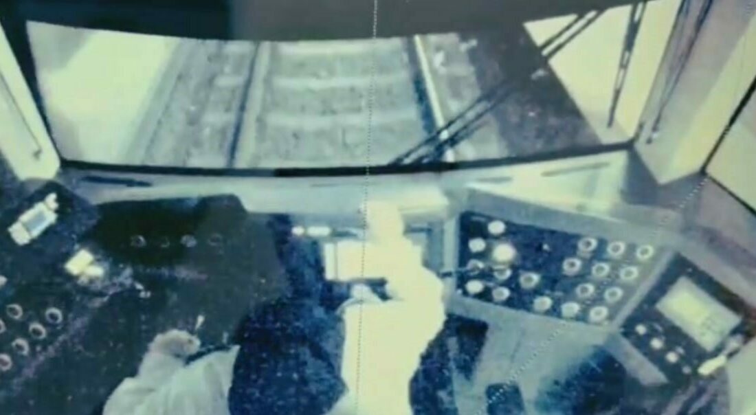 Bursa’da birbirleriyle şakalaşan öğrenci grubunun çarparak raylara düşürdüğü ve vatmanın