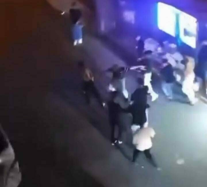 Kalabalık bir grup tarafından darp edilen genç esnafa sığındı Bursa’da henüz bilinmeyen bir sebeple çıkan tartışma kısa sürede kavgaya