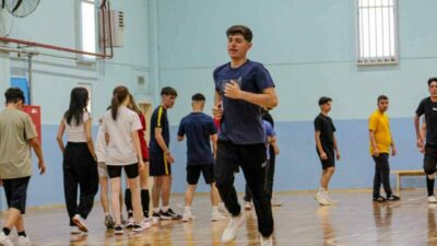 Karacabey Belediyesi, gençlerin mesleki hedeflerine ulaşması için verdiği desteği sürdürüyor.