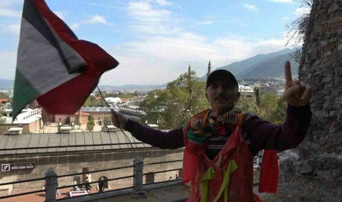 ’Kartal’ oldu, ’ayı’ oldu, ’arı’ oldu şimdi de Filistin’e böyle destek oldu Bursa’da farklı kostümler giyip toplumsal meselelere dikkat çekerek tanınan tiyatro