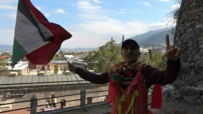 Bursa’da farklı kostümler giyip toplumsal meselelere dikkat çekerek tanınan tiyatro