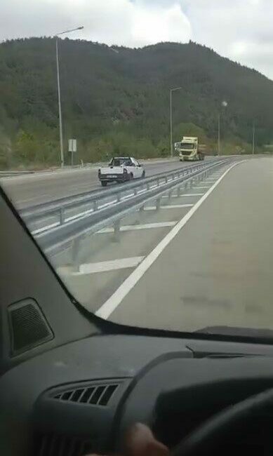 Bursa’nın Nilüfer ilçesinde kilometrelerce yolu ters şeritten giden bir kamyonet