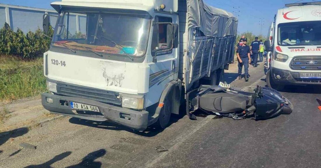 Bursa’nın Karacabey ilçesinde kırmızı ışıkta bekleyen motosiklete kamyon çarptı. Kazada