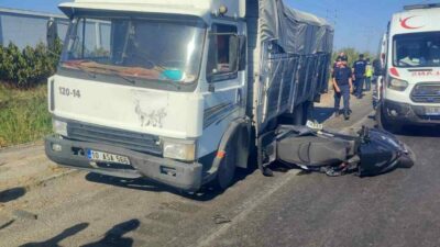 Bursa’nın Karacabey ilçesinde kırmızı ışıkta bekleyen motosiklete kamyon çarptı. Kazada
