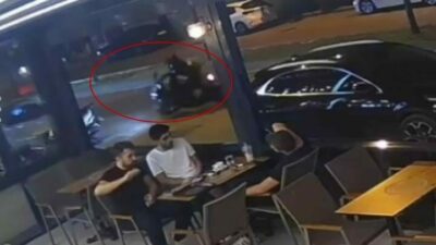 Bursa’da kontrolden çıkan motosikletin kadın sürücüsü yere savruldu. Kaza anı