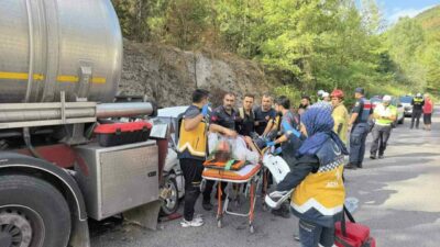 Bursa’nın İnegöl ilçesinde meydana gelen kazada kontrolden çıkan otomobil park