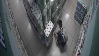 Bursa’nın Nilüfer ilçesinde, bir çocuğun zincir marketi ateşe verdiği görüntüler