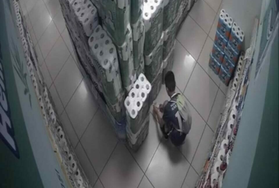 Marketi kundaklayan çocuk, devlet korumasına alındı Bursa’nın Nilüfer ilçesinde, bir çocuğun zincir marketi ateşe verdiği görüntüler