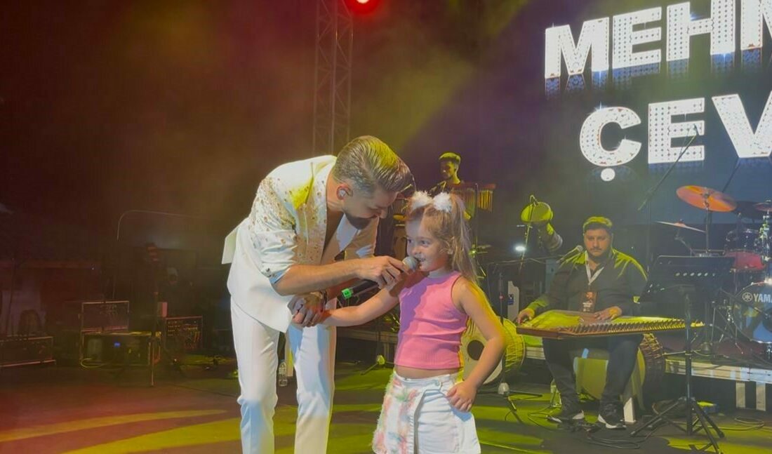 Milyonluk ücreti elinin tersiyle itti: Mehmet Çevik Gemlik’te memleketi için ücretsiz sahne aldı Bursa’nın Gemlik ilçesinde, kentin düşman işgalinden kurtuluşunun yıl dönümü dolayısıyla