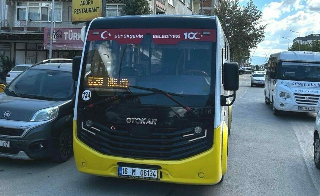 Bursa’nın İnegöl ilçesinde meydana gelen kazada minibüsün çarptığı yaya ağır