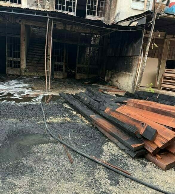 Mobilya imalathanesi alev alev yandı Bursa’nın İnegöl ilçesinde sabah saatlerinde çıkan yangın, bir mobilya imalathanesini