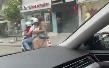 Bursa’da bir motosiklete 4 kişi binenler, kazaya davetiye çıkardı. O