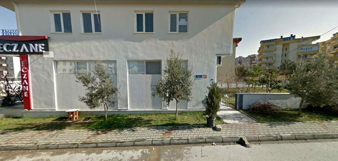 Mudanya’da kamuya ait zeytin ağaçları ve kaldırım yok oldu Mudanya Halitpaşa Mahallesindeki eczanenin sahipleri, tepkilere rağmen 7 adet zeytin