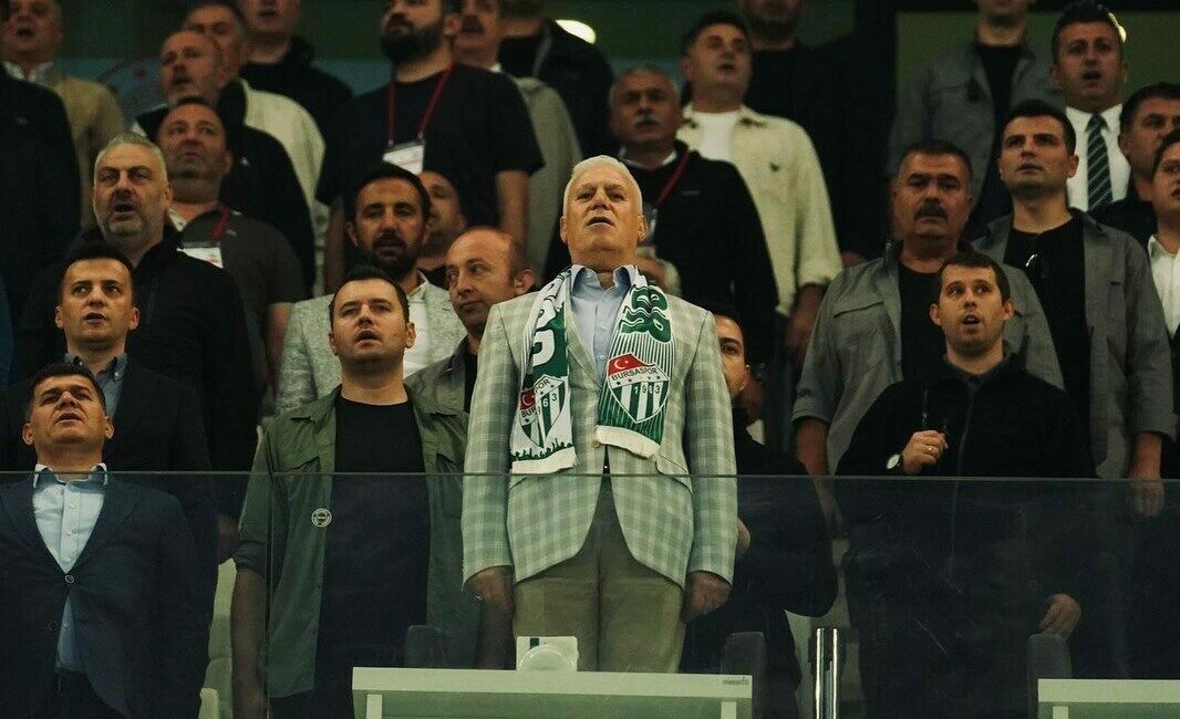 Mustafa Bozbey: “Her zaman yanındayız Bursaspor’umuz” Bursa Büyükşehir Belediye Başkanı Mustafa Bozbey, Isparta 32 Spor karşısında