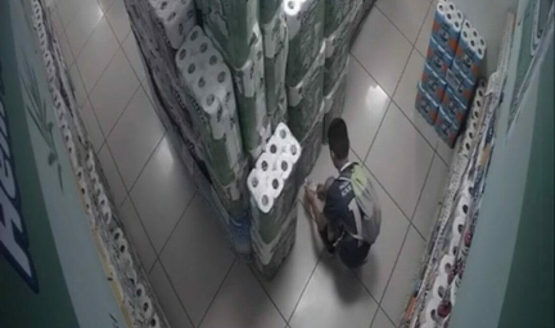 Bursa’da 10 yaşlarındaki bir çocuk, markette raftan kopardığı etiketi çakmakla