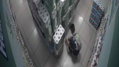 Bursa’da 10 yaşlarındaki bir çocuk, markette raftan kopardığı etiketi çakmakla