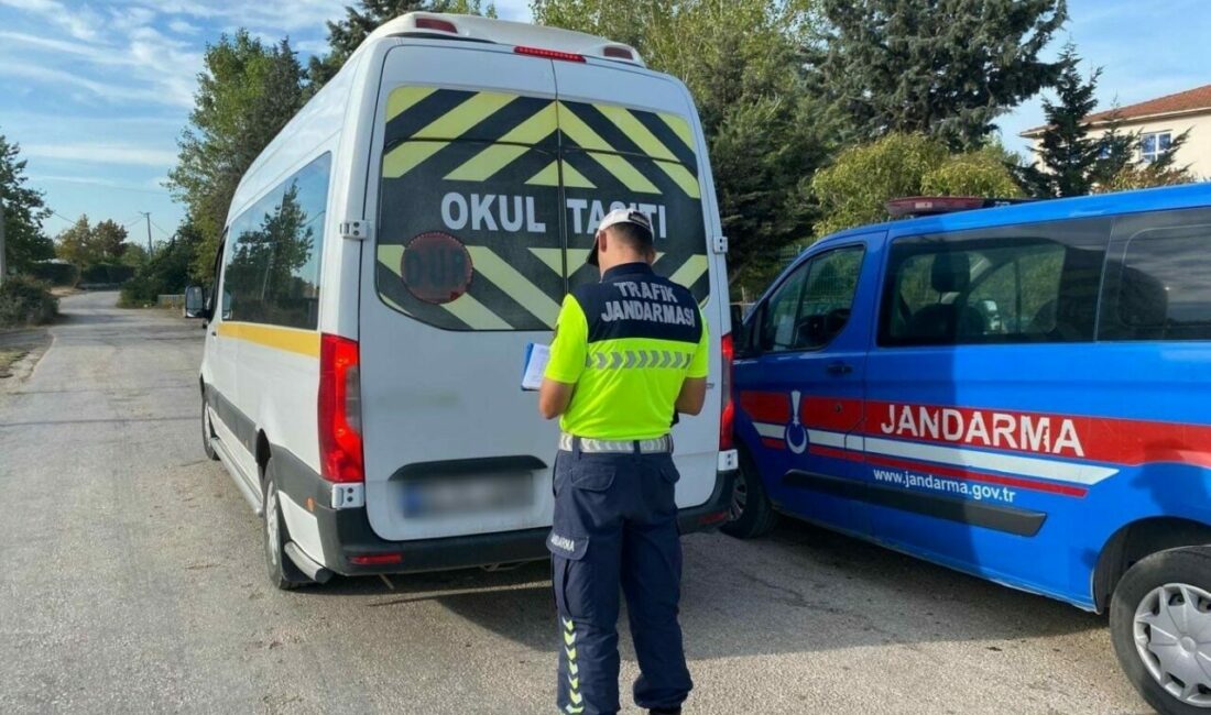 Bursa İl Jandarma Komutanlığı trafik ekipleri, öğrencilerin okula gidiş ve
