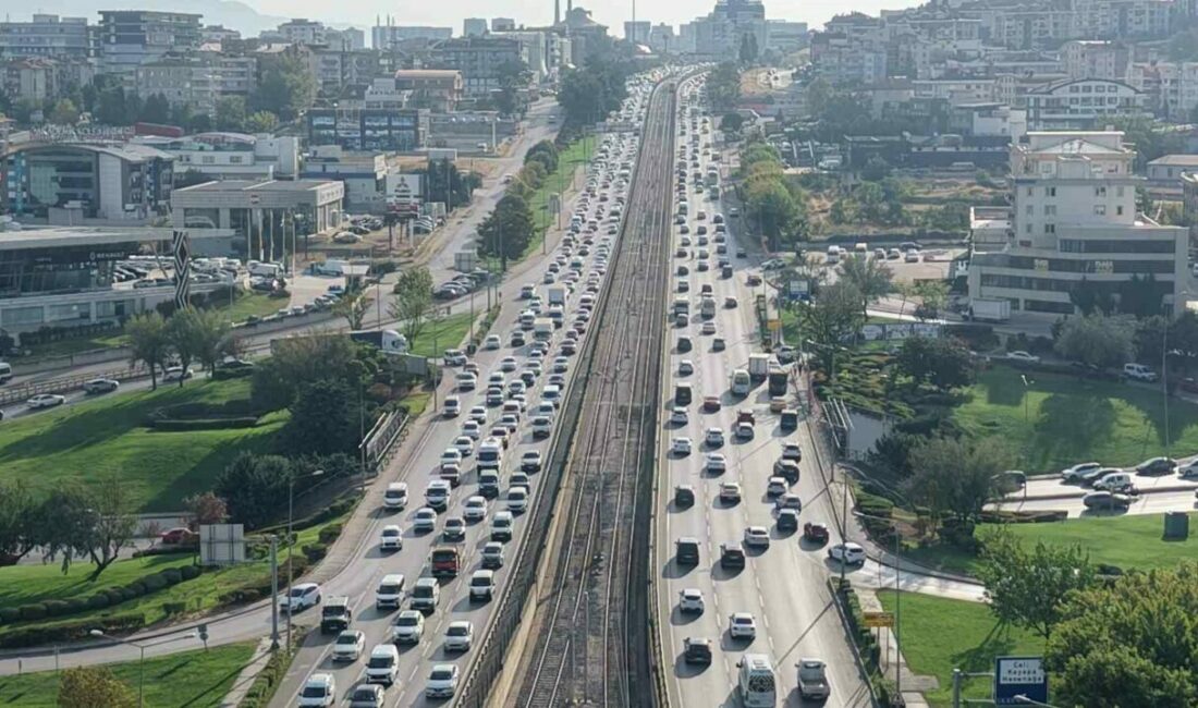 Okullar açıldı, Bursa trafiğinde yoğunluk yaşandı Bursa’da yoğun olan trafik, okulların açılmasıyla birlikte sabah saatlerinde adeta