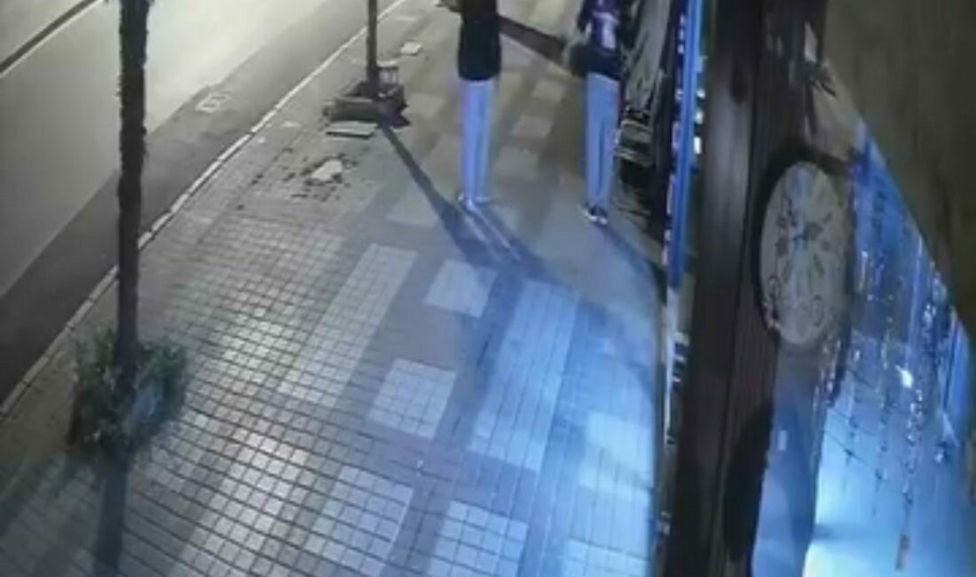 Bursa’nın İnegöl ilçesinde bir manav dükkanına giren 2 şüpheli, kasadan