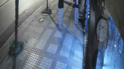 Bursa’nın İnegöl ilçesinde bir manav dükkanına giren 2 şüpheli, kasadan