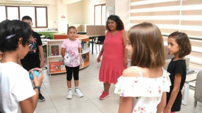 Osmangazi Belediyesi’nin çocuklar için açtığı Küçük Yazarlar Atölyesi’ne katılan çocuklar