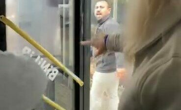 Bursa’da bir otobüs sürücüsünün yoğun trafikte ilerlerken durak dışı başka