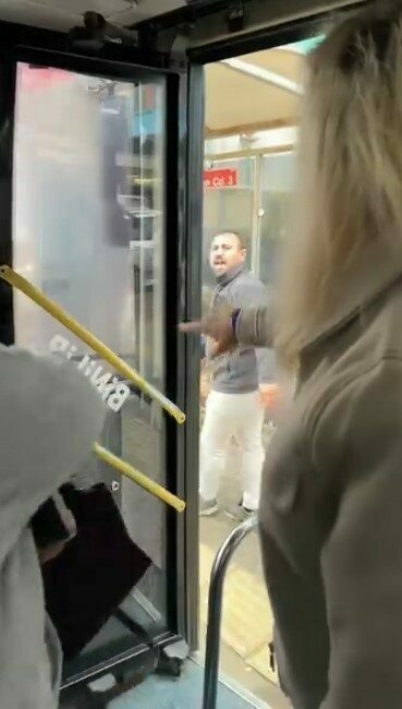 Otobüs sürücüsü yolculara küstü otobüsü durağa çekip kendisi aşağıya indi Bursa’da bir otobüs sürücüsünün yoğun trafikte ilerlerken durak dışı başka