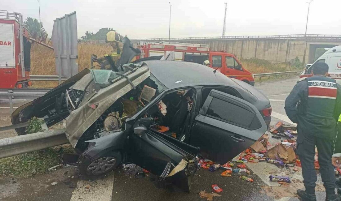 Otomobil bariyerlere saplandı; 1’i ağır 2 kişi yaralandı Bursa’nın İnegöl ilçesinde meydana gelen kazada yağış nedeniyle kontrolden çıkan
