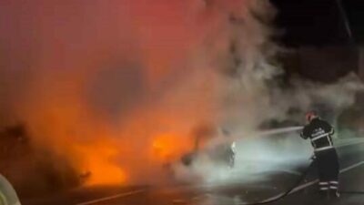 Bursa’nın İnegöl ilçesinde seyir halindeki otomobil cayır cayır yandı. Yangın,