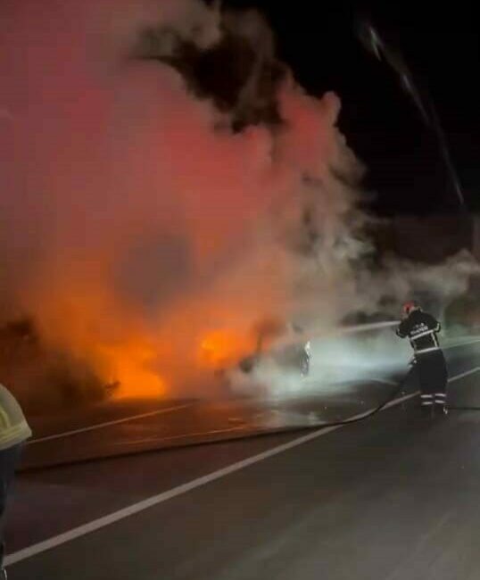 Otomobil küle döndü Bursa’nın İnegöl ilçesinde seyir halindeki otomobil cayır cayır yandı. Yangın,