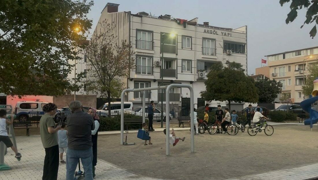 Bursa’da oyun parkında oynayan 7-8 yaşlarındaki bir çocuk, yorgun merminin