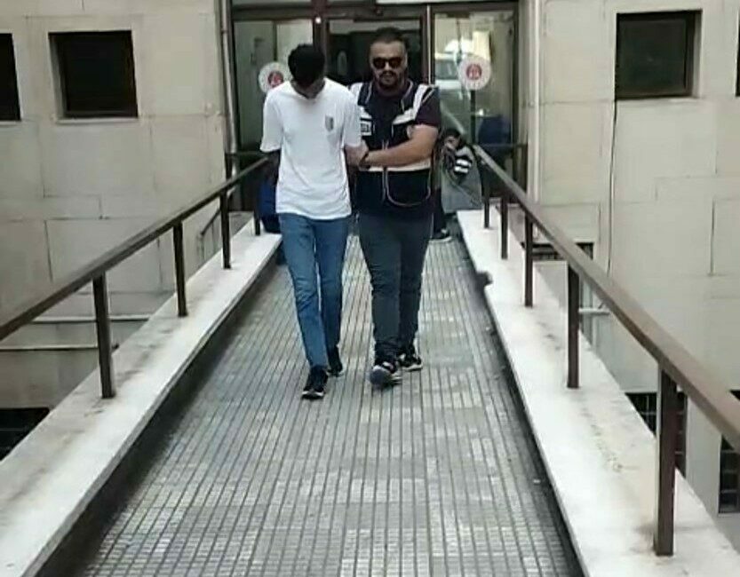 Polisi gören firari, çimlere yatıp ölü taklidi yaptı Bursa’da çocuğun cinsel istismarı suçundan hakkında 15 yıl kesinleşmiş hapis