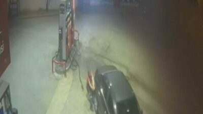 Bursa’nın Nilüfer ilçesindeki bir benzin istasyonunda pompacının yakıt koyduğu otomobil