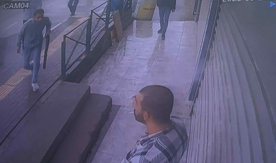 Pompalı tüfekle dehşet kamerada…Husumetlisini böyle vurdu Bursa’da bir kişi husumetlisini tekel bayisinde yakalayınca yanında getirdiği tüfekle