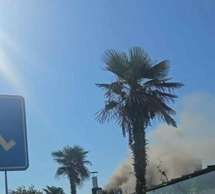 Restoranın çatısından yükselen dumanlar paniğe neden oldu Bursa’nın Mudanya ilçesinde bulunan bir restoranda bugün öğle saatlerinde çıkan