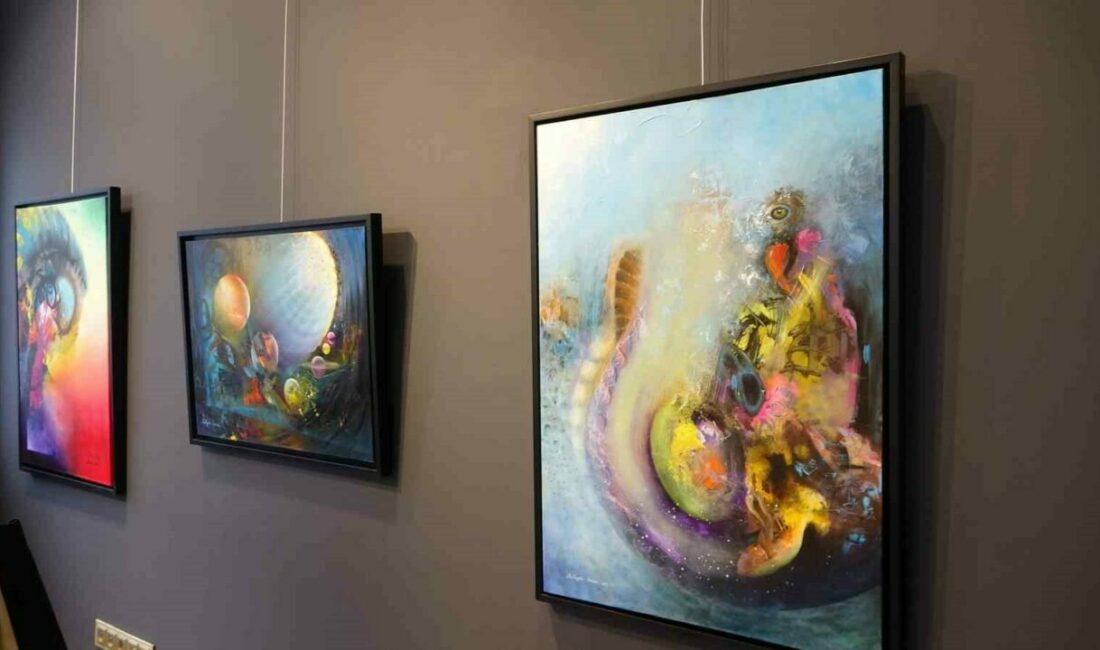 Rübeyda Erman’ın “Renkli Portal” sergisi yoğun ilgi gördü Bulgaristan doğumlu sanatçı Rübeyda Erman, dördüncü kişisel sergisi “Renkli Portal”