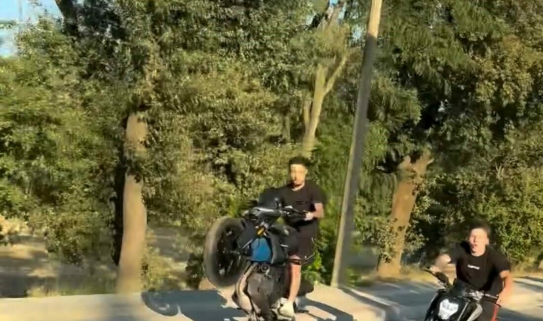 “Sadece ölüler görür” mesajına “Polis de görür” deyip gözaltına aldılar Bursa’da plakasız motosikletle tek teker üzerinde ilerleyip trafiği tehlikeye düşüren