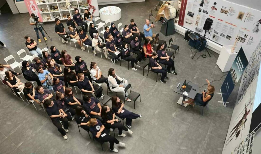 Nilüfer Belediyesi’nin “Sağlık Buluşmaları”nda Klinik Psikolog Başak Mutlu, lise öğrencilerine