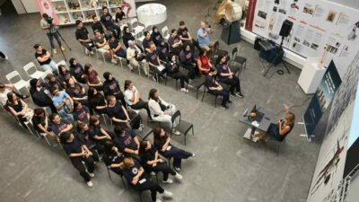 Nilüfer Belediyesi’nin “Sağlık Buluşmaları”nda Klinik Psikolog Başak Mutlu, lise öğrencilerine