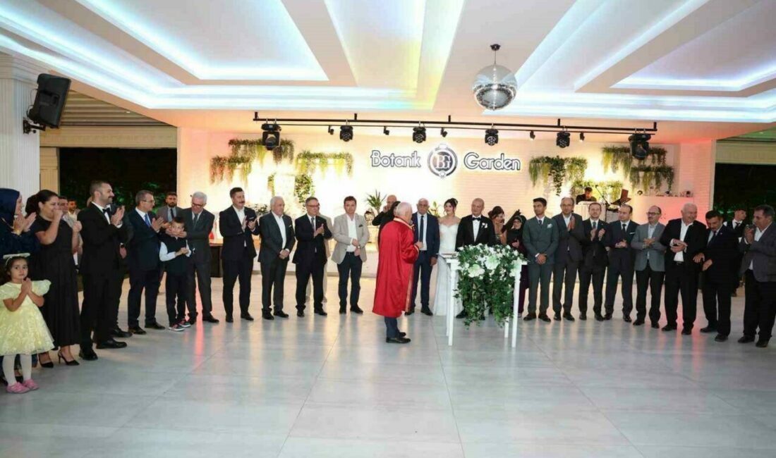 Siyaset, medya ve iş dünyasını buluşturan düğün Bursa basınının önde gelen isimlerinden Gazeteci Cennet Yüzer Cankılıç’ın oğlu
