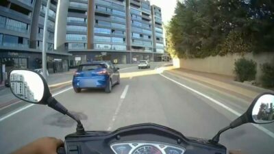 Bursa’da motosikletiyle ilerleyen sürücü, dönüşte önüne gelen otomobil şoförüyle tartışma