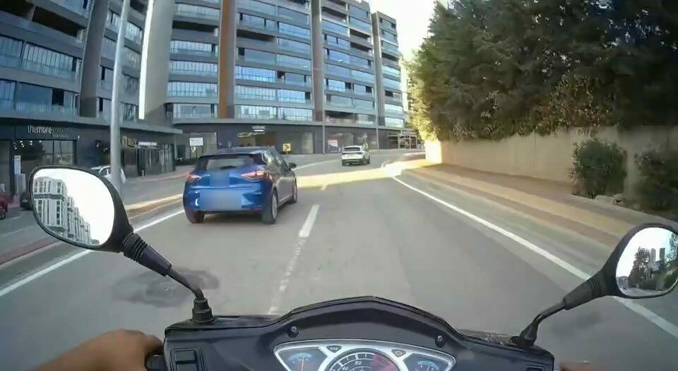Bursa’da motosikletiyle ilerleyen sürücü, dönüşte önüne gelen otomobil şoförüyle tartışma