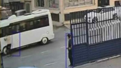 Bursa’da sürücüsünün el frenini çekmeden park ettiği minibüs yokuş aşağı