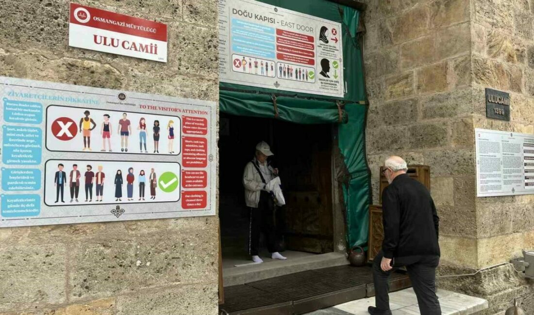 Bursa’da tarihi camilere gelen yerli ve yabancı turistlerin uygunsuz kıyafetleri